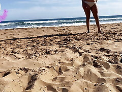 испанская девушка сосет его на общественном пляже