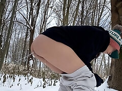 il pisse dans mon adolescent cul dans la forêt sur la neige il pisse dans mon adolescent cul dans la forêt sur la neige