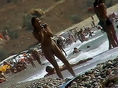 Voyeur video de desnudos de chicas se divierten en una playa nudista