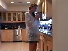 Mãe na Cozinha (fumar fetiche roleplay, softcore)