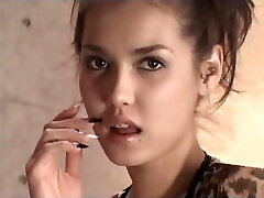 Bukkake. Japonais beau visage se fait éjaculer trempés par 30 mecs