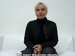 Blonde mature pute interviewé avant de baise hardcore