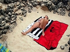 мастурбирую и трахаюсь на общественном пляже