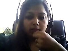 gelangweilt desi mollig auf webcam spielt mit ihrem tölpel