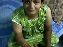зрелая и счастливая индийская тетенька дает маслянистую дрочку на камеру