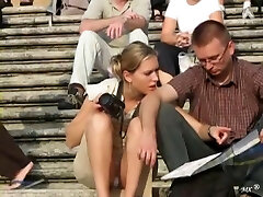 Блондинка туристических девушка предлагает удивительно горячий вид под юбкой