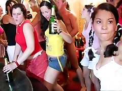 नृत्य और कमबख्त कट्टर वेश्या पर एक जंगली पार्टी