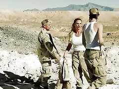 trans angels-jessy dubai a besoin d'un double plan à quatre t-girl avec des baisers de casey dans le dessert pour se rafraîchir