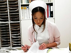 азиатский медсестра получать ее мокрый розовый киска checked из