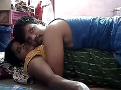 femme de maison indienne s'embrassant à chaud dans son mari