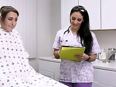 грешная медсестра оказывает грудастой пациентке специальное лечение, в то время как врач-извращенец готовит лекарство от члена