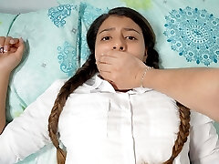 chut chut n' allez pas crier! - le demi-frère baise sa demi-soeur quand ils sont seuls à la maison