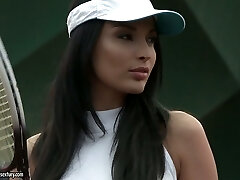 magnifique milf anissa kate obtient son cul baisée à droite, sur le court de tennis