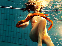 bas orange sexy de markova sous l'eau