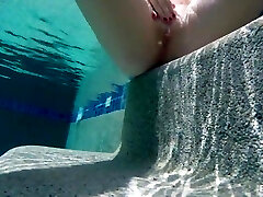 Piscine & masturbation avec Samantha