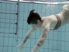 chubby cutie sous l'eau nue