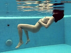 torrid seule lady dee montre ses seins et un beau cul sous l'eau