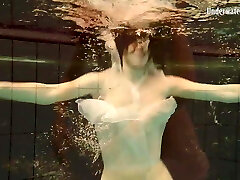 rasé andrejka avec de gros seins dans la piscine