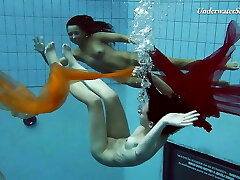 les filles lesbiennes les plus chaudes les plus excitées dans la piscine