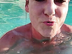 nager nu dans la piscine, je ne pouvais pas finir! j'ai laissé tomber mon téléphone dans l'eau!