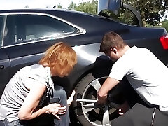 la chatte de mamie se fait pilonner sur le parking - grandmams
