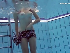 sima, une adolescente tchèque nue dans la piscine publique sima, une adolescente tchèque nue dans la piscine publique