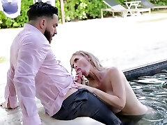 la bombe russe casca akashova se fait salir le visage après le sexe fou au bord de la piscine la bombe russe casca akashova se fait salir le visage après le sexe fou au bord de la piscine