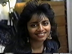 une ébène fétichiste des pieds se masturbe avant un missionnaire approfondi pour une baise en levrette sur le lit