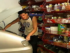 femme enceinte baise un constructeur d'autocars dans un garage