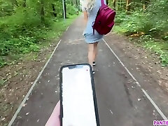 défi public-la demi-soeur se promène nue à l'extérieur dans le parc et joue avec un vibromasseur télécommandé dans sa chatte