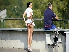 sexy hot babe cul dans la journée venteuse