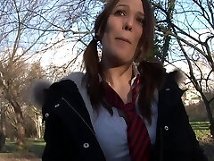 un mec chanceux se fait défoncer en fumant charlie lee sur le canapé