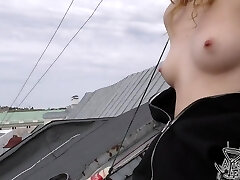 pipe sur le toit de la vieille ville riga lettonie-après-midi exposés