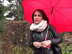 nikita, mannequin élancée, écarte ses longues jambes pour chevaucher une bite dans la camionnette