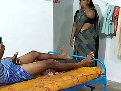 une belle-mère portant un sari qu'elle cachait en me regardant me masturber en regardant une vidéo porno