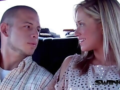 femme échangiste blonde aux cheveux chauds aime sucer