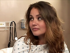 un médecin lui donne un rimjob puis lui donne un traitement hardcore
