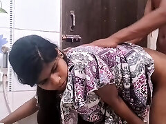 couple d'adolescents indiens mignons engagés dans le sexe chaud au collège