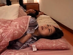 vec-589 [sub] sa maman qui est venue séjourner dans une petite maison