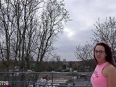 Deutsch Cougar wird auf Parkplatz vom Fremden abgefickt! Public Doggy Cumswap Blowjob Slobber Outdoor