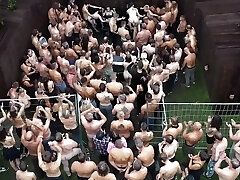 une famille perverse implique une femme de chambre mince soumise dans une orgie sauvage et sale pendant le dîner dans le manoir une famille perverse implique une femme de chambre mince soumise dans une orgie sauvage et sale pendant le dîner dans le manoir