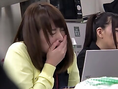 jk2304 - une employée qui traite la chatte d'éjaculation précoce avec un vibrateur à distance jk2304 - une employée qui traite la chatte d'éjaculation précoce avec un vibrateur à distance