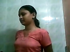 Punjabi femme foyer équipé et attrapa sa baignoire