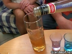 Blonde mamie prend deux grosses bites à la fois