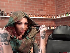 sully savage se fait tatouer un nouveau visage uv sully savage se fait tatouer un nouveau visage uv