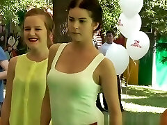 adolescent blanc serré de petits mamelons durs adolescent blanc serré de petits mamelons durs