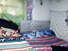 j'enregistre ma demi-soeur pendant qu'elle range la chambre, quel beau cul elle a, j'ai envie de la baiser