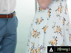 un étalon suspendu par un fille de maman détruit la belle - mère dee williams après avoir massé ses gros seins un étalon suspendu par un fille de maman détruit la belle - mère dee williams après avoir massé ses gros seins