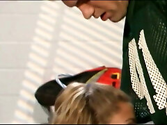 une pom-pom girl adolescente blonde suce la bite du jock dans les vestiaires, puis se fait baiser