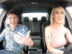 la renarde blonde aux gros seins mature maxim law se fait éjaculer sur ses gros seins naturels